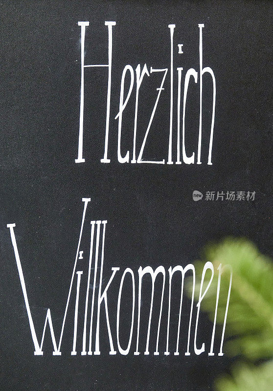 德语欢迎标志:Herzlich willkommen，手写